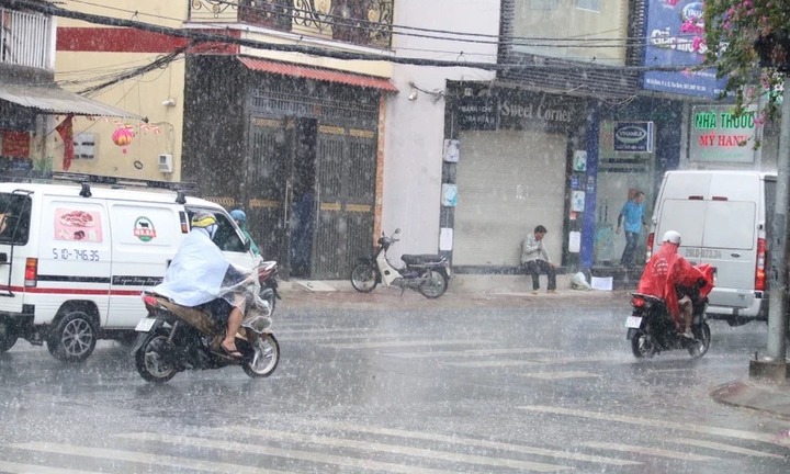 Dự báo Biển Đông xảy ra áp thấp nhiệt đới, khu vực Bắc và Trung Trung Bộ mưa to 