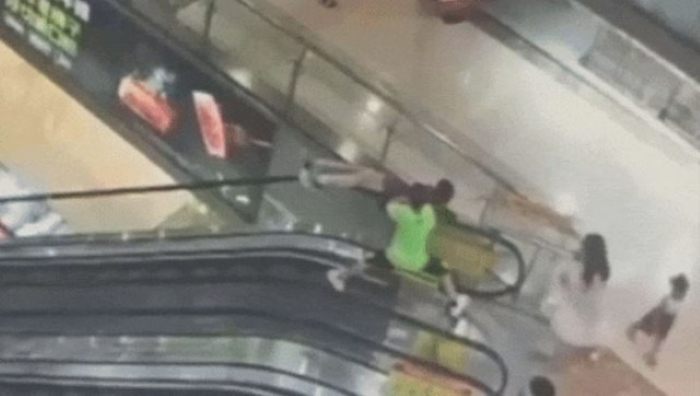 Đứng tim khoảnh khắc bé trai bất ngờ rơi khỏi thang cuốn