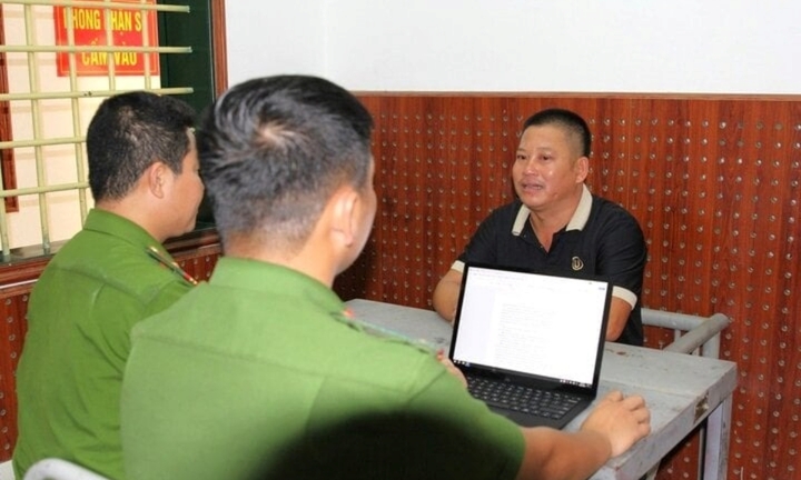 Khởi tố người đàn ông cầm kiếm ra đường chặn ô tô, đe dọa tài xế