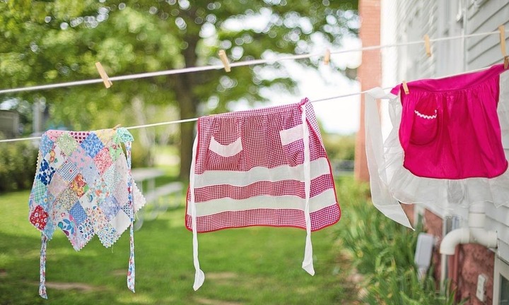 Phơi quần áo đối diện cửa ra vào: Nên hay không?