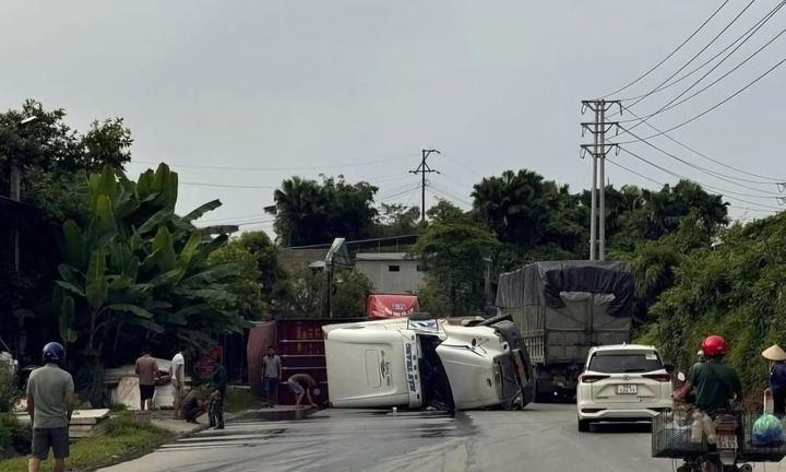 Tin tức tai nạn giao thông mới nhất ngày 13/7: Xe container lật ngang trên QL2