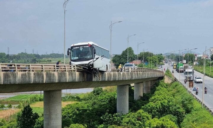 Xe khách mất lái tông gãy lan can, lơ lửng trên thành cầu ở Bắc Ninh