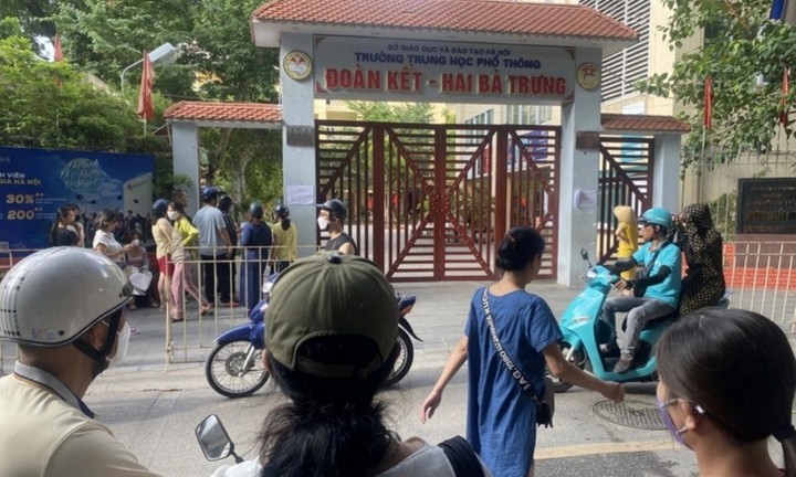 Tuyển sinh lớp 10 ở Hà Nội: Phụ huynh tìm cơ hội vào công lập cuối cùng cho con