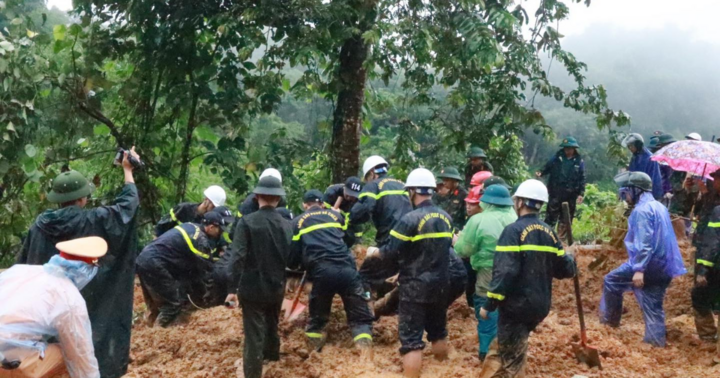 Vụ sạt lở ở Hà Giang: Một số người dân đi xe máy đến ứng cứu bị đất đá vùi lấp