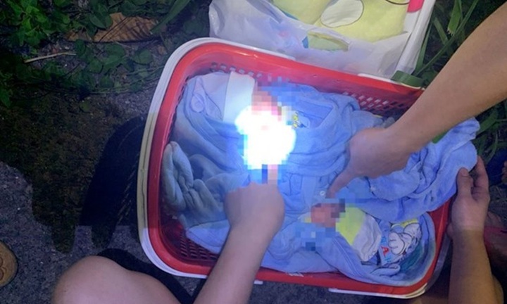 Xót xa hai bé trai sơ sinh bị bỏ rơi trong đêm giông gió ở Bình Dương