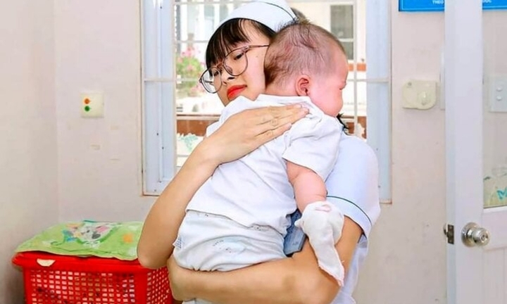 Bộ trưởng Bộ Y tế khen ngợi nữ điều dưỡng cấp cứu em bé bị sặc sữa trên xe taxi
