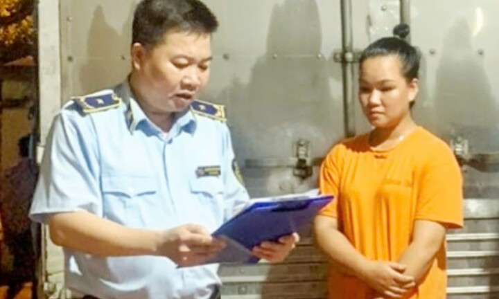 Thu giữ gần 1.000 sản phẩm quần áo không rõ nguồn gốc, xuất xứ