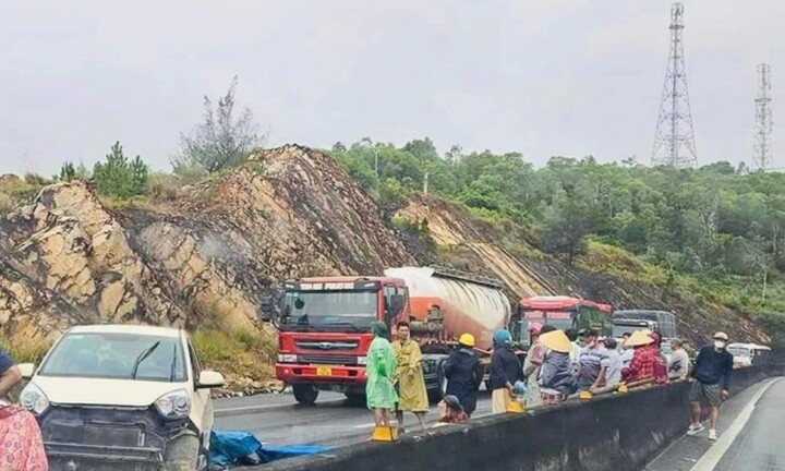 Tin tức tai nạn giao thông mới nhất ngày 16/7: Ô tô va chạm người đi bộ trên đèo