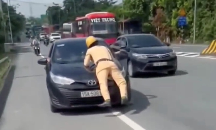 Video: Tài xế bỏ chạy khi vượt đèn đỏ, để mặc CSGT đu bám trên nắp ca pô