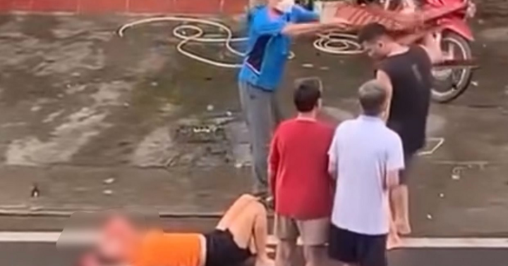 Chồng truy đuổi vợ ra đường chém trọng thương rồi dùng dao tự sát ở Lào Cai