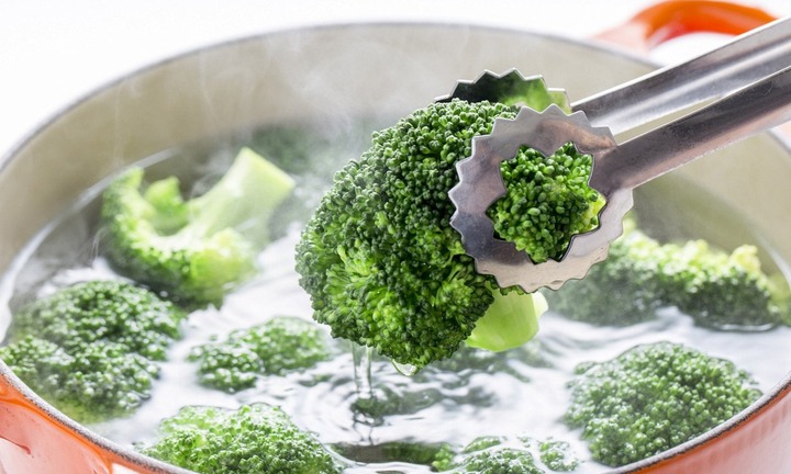 Nên đậy vung hay mở vung khi luộc rau?