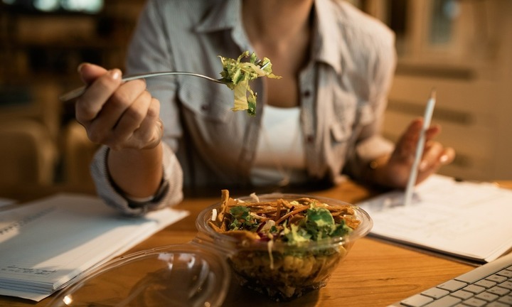 Những tác hại nguy hiểm của việc ăn tối quá muộn