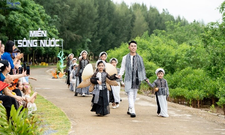 NTK Nhật Thực làm show thời trang Miền Sông Nước tại Hậu Lộc