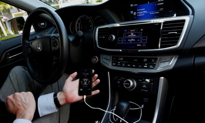 Tại sao không nên sạc điện thoại trên ô tô?