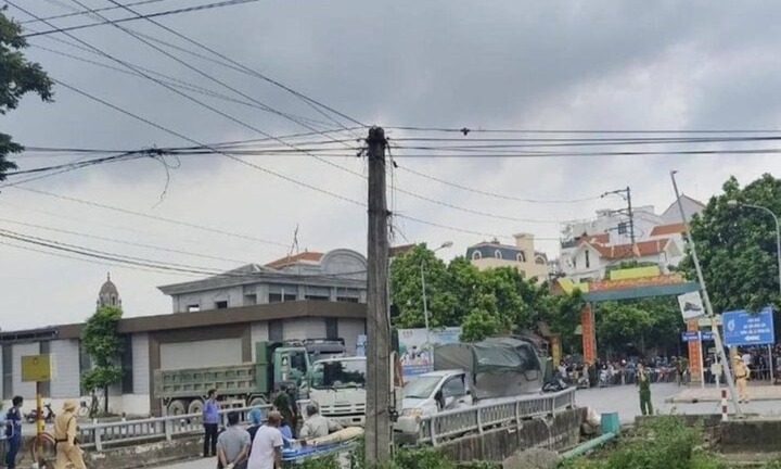 Hà Nội: Xe máy va chạm với xe tải, 4 người tử vong