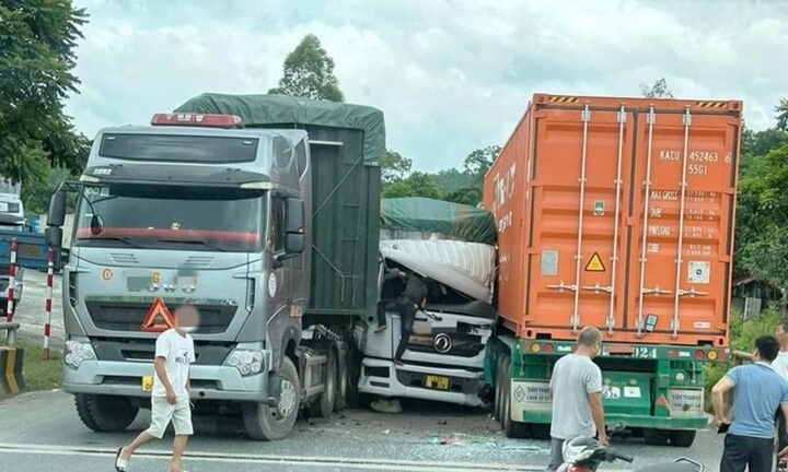 Tin tức tai nạn giao thông mới nhất ngày 18/7: Ô tô tải bị 2 xe đầu kéo kẹp đầu