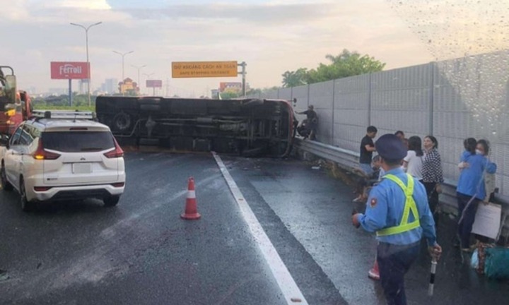 Va chạm với xe limousine, xe khách lật nằm chắn ngang cao tốc Pháp Vân - Cầu Giẽ