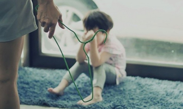 Làm rõ vụ bé trai 11 tuổi nghi bị cha dượng bạo hành bằng roi điện