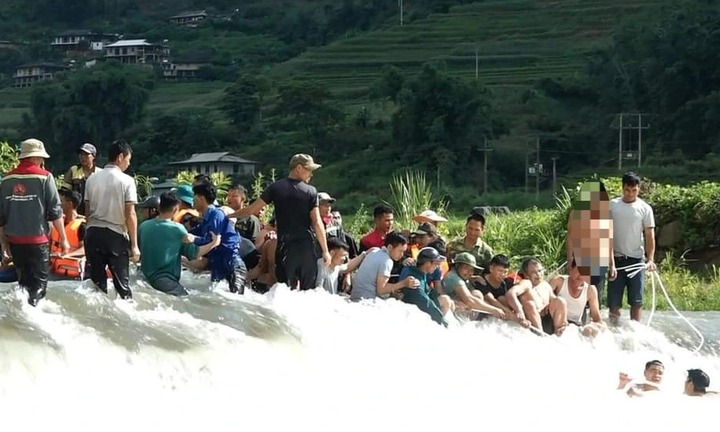 Hàng trăm người tìm kiếm bé trai 13 tuổi mất tích khi tắm suối