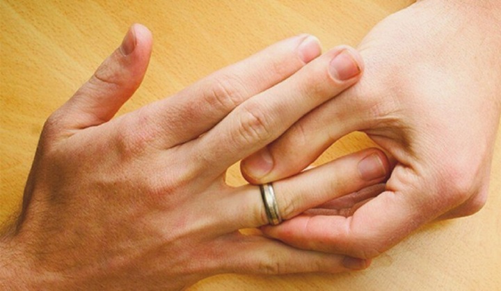 Vì sao nên tháo đồ trang sức trước khi đi ngủ?