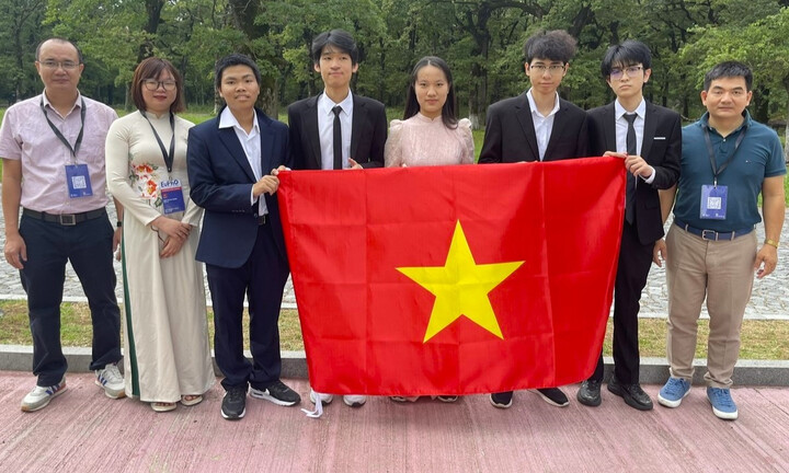 Bốn học sinh Việt Nam giành huy chương tại Olympic Vật lý châu Âu