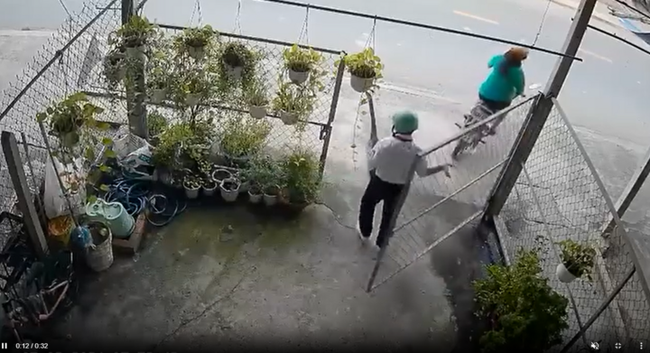 Mẹ hăng hái chở con trai đi học, camera ghi lại cảnh 