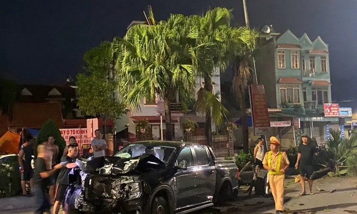 Tin tức tai nạn giao thông mới nhất ngày 23/7: Ôtô mất lái đâm vào dải phân cách