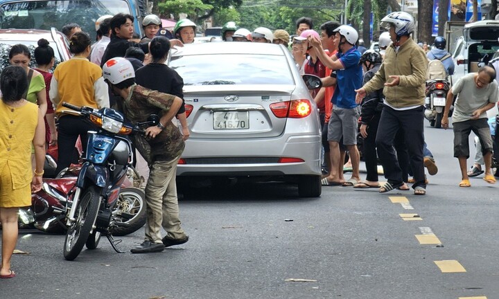 Cụ ông 70 tuổi tông xe kéo lê nữ nhân viên ngân hàng, nạn nhân mắc kẹt dưới gầm xe