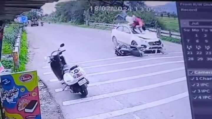 Hai xe máy bất ngờ bị chiếc ô tô tông văng lên không trung