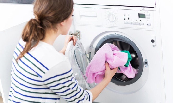 Tại sao nên giặt quần áo mới mua trước khi mặc?