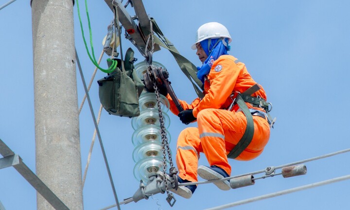 Công ty Điện Lực Nam Định: Nỗ lực đảm bảo cung ứng điện phục vụ khách hàng