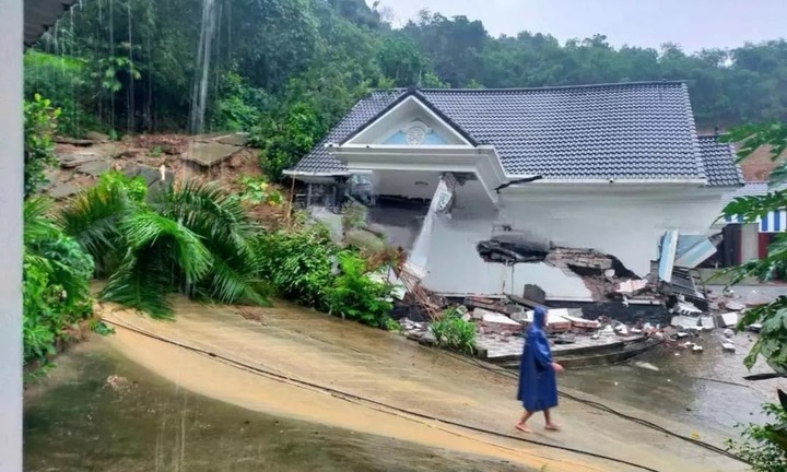 Hà Nội: Biệt thự tiền tỷ bất ngờ rung lắc, đổ sập