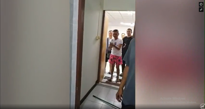 Nghe tiếng thở phì phò, tá hỏa phát hiện cảnh kinh hoàng trong nhà vệ sinh