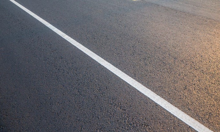 Lỗi đè vạch liền ô tô phạt bao nhiêu tiền?