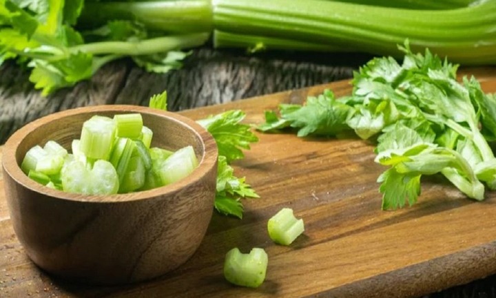 Tại sao cần tây không ăn lá?