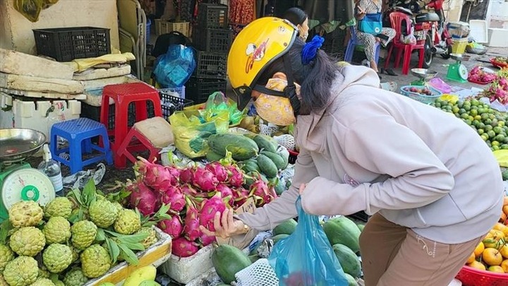 Vì sao đi chợ nên mang theo chai nước?