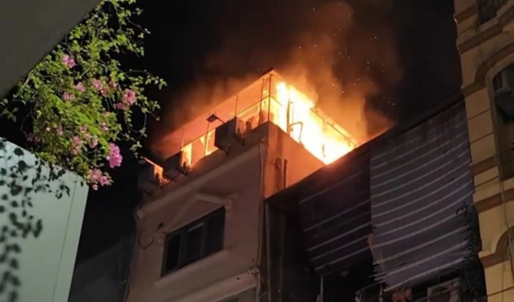 Hà Nội: Cháy ngùn ngụt tại ngôi nhà 4 tầng trên phố Mai Hắc Đế