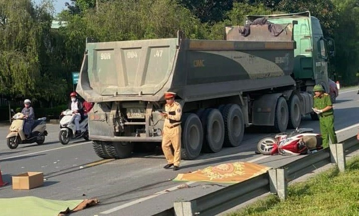 Mẹ chở con gái đi làm, va chạm với xe Howo, tử vong thương tâm 