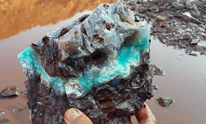 Phát hiện viên đá sáng lấp lánh, khu đất toàn sỏi bỗng trở thành nơi đào kho báu