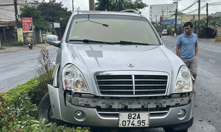 Tin tức tai nạn giao thông mới nhất ngày 28/7: Ôtô mất lái lao lên dải phân cách