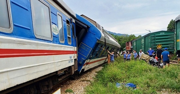 Tàu SE11 trật bánh, đường sắt Bắc - Nam tê liệt tạm thời