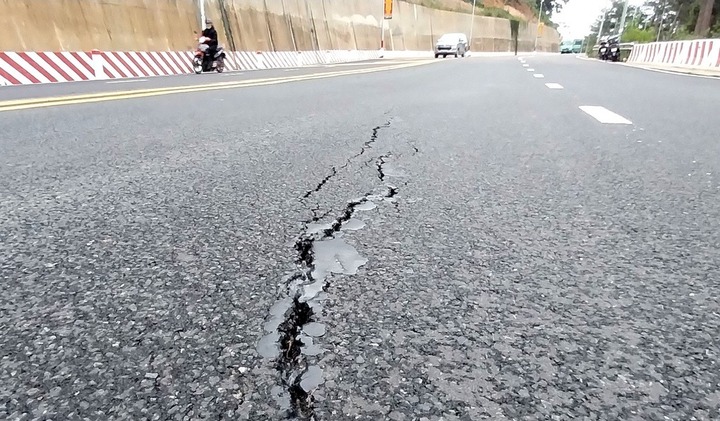 Tin thời sự mới nhất ngày 29/7: Xuất hiện vết nứt chạy dọc trên đèo Prenn Đà Lạt