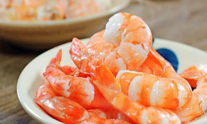 Luộc tôm nên dùng nước nóng hay nước lạnh?