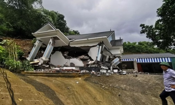 Vụ sập biệt thự tiền tỷ ở Hà Nội: Xót xa tìm di ảnh bố do chưa thể tiếp cận hiện trường