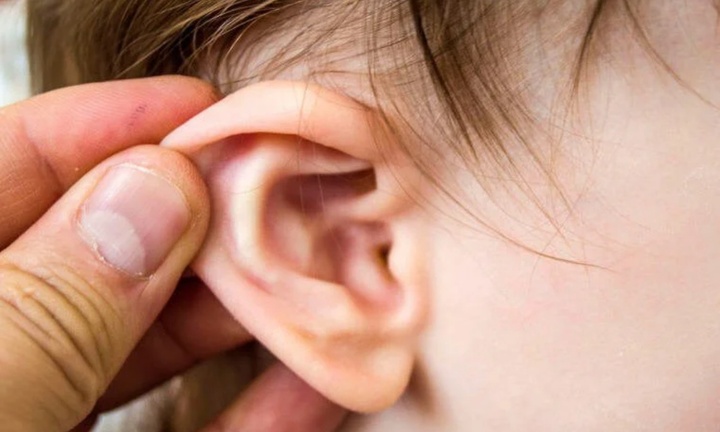 Bé gái 5 tuổi gọi mãi không thưa, đi khám phát hiện nguyên nhân bất ngờ