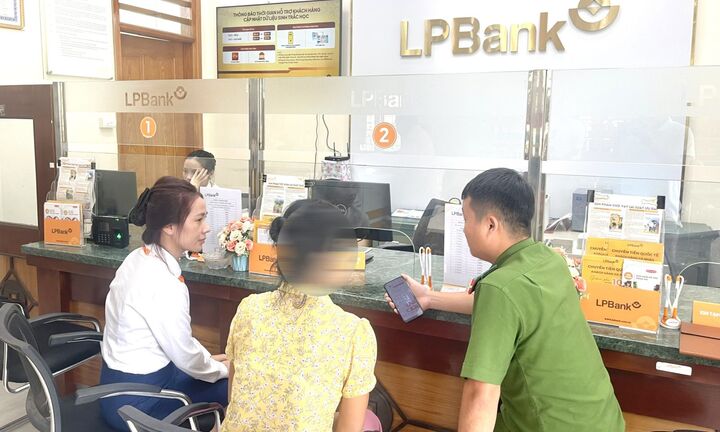 Người phụ nữ suýt bị lừa vì gói hàng trị giá gần 1 tỉ đồng của bạn trai qua mạng