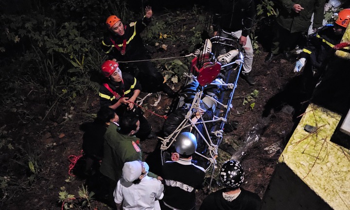 Nghẹt thở cảnh giải cứu nam thanh niên đi xe máy rơi xuống vực đèo Prenn Đà Lạt