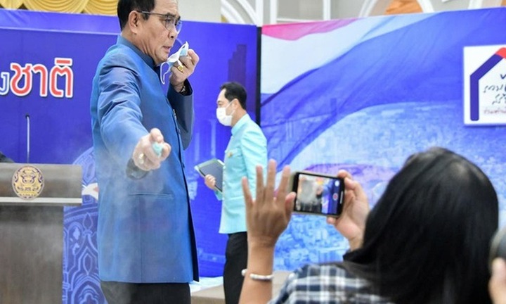 Thủ tướng Thái Lan gây sửng sốt khi xịt thẳng nước sát khuẩn vào phóng viên