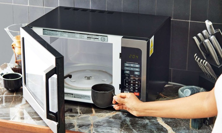 Vì sao lò vi sóng bị rò điện ra vỏ? Nguyên nhân và cách khắc phục