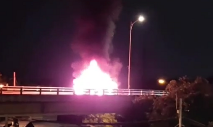 Kinh hoàng cảnh ô tô con phát nổ, cháy ngùn ngụt như “quả cầu lửa”